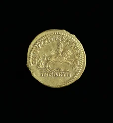 Aureus (Rückseite) von Caracalla (196-217 n. Chr.) zeigt die Göttin Caelestis, die rechts auf einem Löwen reitet. Inschrift: INDVULGENTIA AVGG IN CARTH